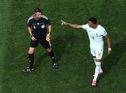 “Diktatori” Mbappe, “urdhëron” arbitrin t’i japë shiritin e kapitenit shokut të skuadrës
