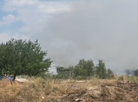Zjarr te ish-fusha e aviacionit në Vlorë, banorët: U rrezikuan shtëpitë, rast i përsëritur