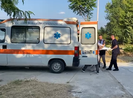 Burri dhunon gruan e tij 73-vjeçare, e moshuara në gjendje të rëndë në spital