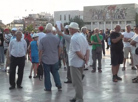 Protesta në ditën e 28-të, qytetarët grumbullohen para Kryeministrisë