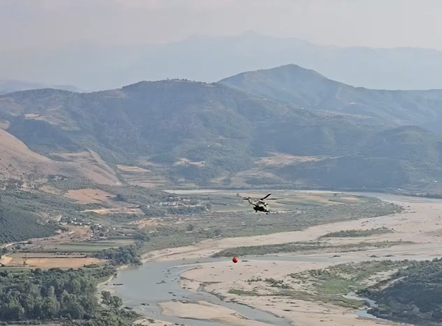 Helikopteri vë nën kontroll zjarrin në Mallakastër