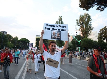 Nis dita e 29-të e protestës, qytetarët mblidhen para Kryeministrisë