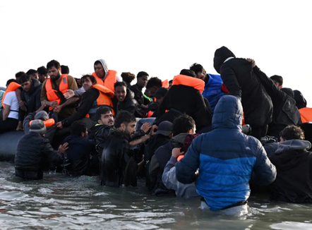 Shqiptarët kryesojnë rastet e rikthimit të emigrantëve të deportuar në Britani, mijëra hyrje të përsëritura 
