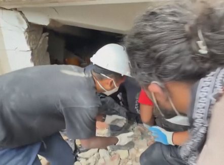 Mbi 1450 viktima në Venezuelë. Nxirren të gjallë babë e bir, 46 mijë rezultojnë të zhdukur