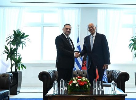 Nufi pritet nga Dendias në Athinë, në fokus mbrojtja, siguria kibernetike dhe bashkëpunimi në NATO