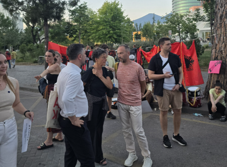 6 europarlamentarë vizitojnë protestën qytetare
