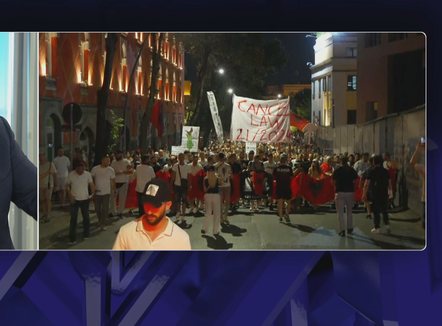 Gonxhja paralajmëron protestuesit: Kush mendon se do bëjë revolucionin francez me gijotinë në bulevard, do të marrë përgjigjen që meriton