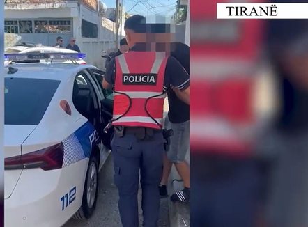 Qarkullonte i armatosur si pasagjer, vihet në pranga 21-vjeçari në Tiranë
