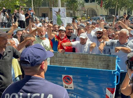 “Këtu e keni vendin”, Protestuesit rrethojnë Kuvendin, vendosin kosha plehrash në hyrje