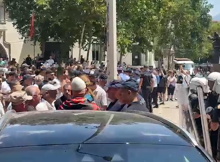 Përplasje mes policisë dhe protestuesve para Parlamentit, mbërrijnë edhe Forcat e Ndërhyrjes së Shpejtë