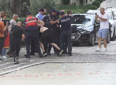 Përshkallëzohet tensioni para Parlamentit, shoqërohen disa protestues