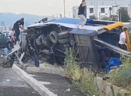 Aksident i rëndë në autostradë, furgoni del nga rruga, njerëzit mbeten të bllokuar brenda