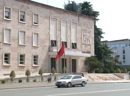 Qeveria ndryshon buxhetin, 20.1 miliardë lekë më shumë për pensione, mbrojtje, rritje pagash e investime