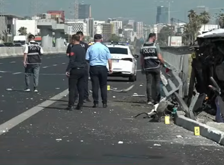 Aksidenti tragjik në autostradën Durrës-Tiranë, policia del me njoftim zyrtar: 1 i vdekur dhe 12 të plagosur