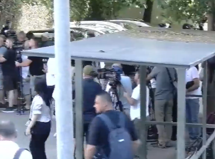 Protestuesit dorëzojnë në SPAK librin 