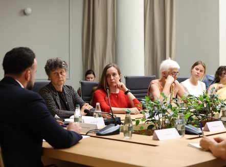 Ministri i Mjedisit takon eurodeputetët: Çdo projekt në Zvërnec do t’i nënshtrohet Vlerësimit të Ndikimit në Mjedis