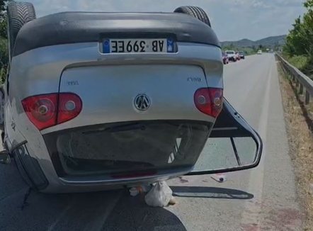 Tentoi të shmangë përplasjen, aksidentohet e më pas përmbyset automjeti në Fiershegan