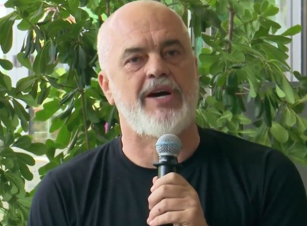 Goditja me vezë ndaj makinave të deputetëve, reagon kryeministri Rama