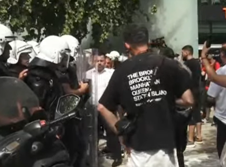 Përplasje mes protestuesve dhe policisë, kaos para Parlamentit