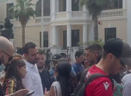 Tensionohet situata para Kuvendit, Lapaj u bashkohet protestuesve, ata i kërkojnë të largohet