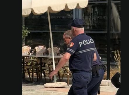 Balla poston foton e policit të gjakosur: Kush ngre dorë ndaj policisë, ka ngritur dorë ndaj shtetit