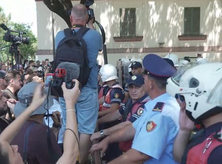 8 të shoqëruar dhe 3 efektivë të plagosur, protestuesit shkojnë në dy komisariate 