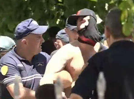 Sërish përplasje para Kuvendit. Policia hedh gaz lotsjellës dhe ujë drejt protestuesve. Shoqërohen shumë prej tyre