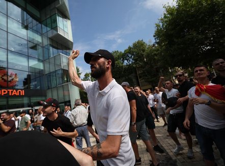 Protestë me tensione para Kuvendit, përplasje me policinë dhe mbi 20 të shoqëruar
