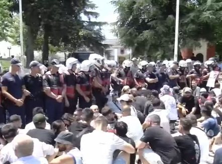 19 të lënduar nga përplasjet në protestën para Parlamentit, 4 policë mbeten në spital