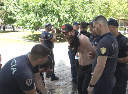 PD bojkoton seancën, Parlamenti rrethohet nga protestuesit, PS: Nuk intimidohemi