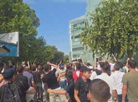 23 protestues të shoqëruar, 9 policë të lënduar, protesta para Parlamentit përfundon në përplasje të dhunshme