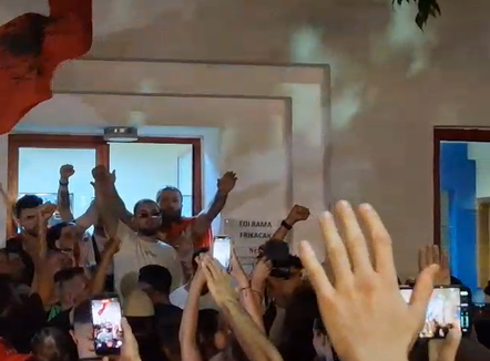 Protestuesit thirrje nga Komisariati nr.3: Lironi çunat!