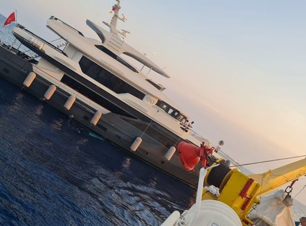 Pas një defekti në motor, rimorkiohet në Portin e Durrësit jahti “Infinity Nine”