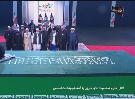 Nisin homazhet 7-ditore për Khamenein, miliona njerëz priten në ceremoni, Irani paralajmëron SHBA dhe Izraelin