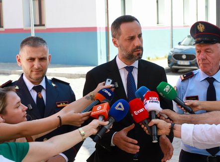 Lamallari: Dhunuesit e policisë nuk janë protestues, por vandalë