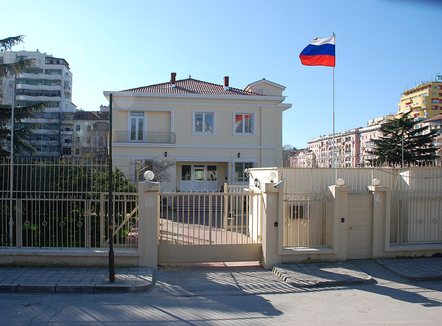 “Kërkohen armiq, ku nuk ekzistojnë”, Ambasada e Rusisë reagon pas deklaratave të Ballës dhe ministrit Gonxhja