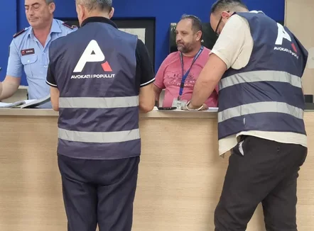 Pretendimet për dhunë ndaj një protestuesi të arrestuar, Avokati i Popullit nis verifikimet