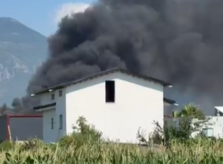 Zjarr në një varrezë makinash në Kamëz, shtëllunga të mëdha tymi mbulojnë zonën