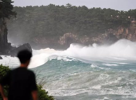 Supertajfuni Bavi godet Paqësorin, erëra deri në 315 km/orë, evakuime masive 