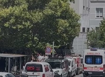 Protestuesi i ndaluar nuk u ndje mirë, mbërrin ambulanca në Gjykatën e Tiranës 