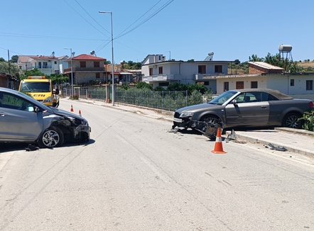 Aksident në Divjakë, përplasen kokë më kokë dy automjete, disa të lënduar