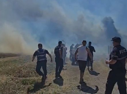 Përhapet me shpejtësi zjarri në Fier, flakët përfshijnë depot e ujit, rrezikohen banesa