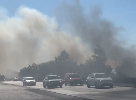 Bllokohet autostrada Durrës-Tiranë, mbulohet nga tymi i zjarrit në Shijak