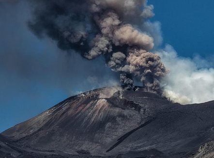 Etna shpërthen sërish, hiri mbulon Siçilinë dhe pezullohen fluturimet në Katania