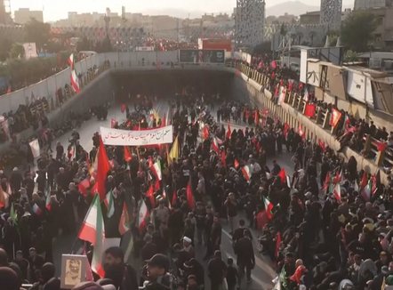 “SHBA vrau babain tonë”, mijëra iranianë marshojnë në rrugët e Teheranit
