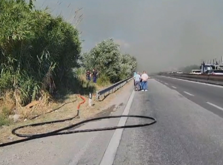 Zjarri në Shijak, vihen nën kontroll flakët. Autostrada u bllokua nga tymi