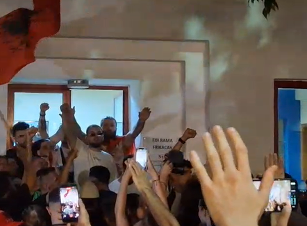 Veprimet e dhunshme në Komisariatin nr.3, policia arreston një protestues, procedohen 7 të tjerë