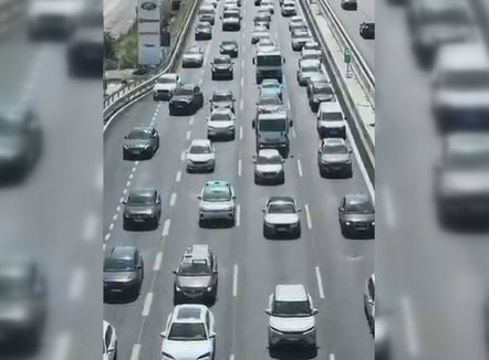 Gjobat nuk mjaftojnë, korsia e emergjencës, sërish e pushtuar në autostradën Tiranë-Durrës