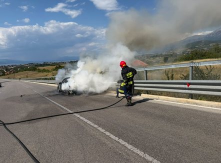 Merr flakë një automjet në aksin Qafë Plloçë-Pogradec