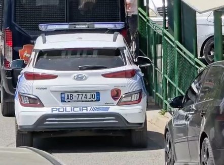E rëndë në Kamëz, 16-vjeçari qëllon me thikë xhaxhanë